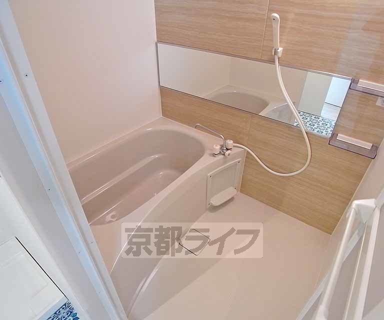 バス・シャワールーム　大きな鏡の綺麗な浴室