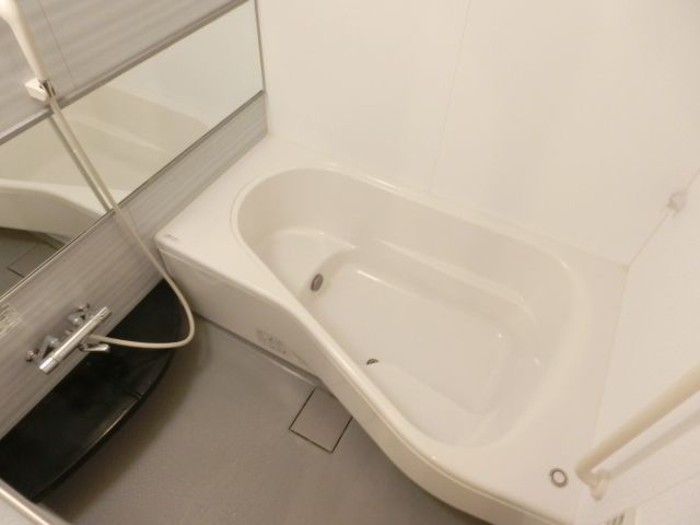 バス・シャワールーム　清潔感のあるバスルームです。