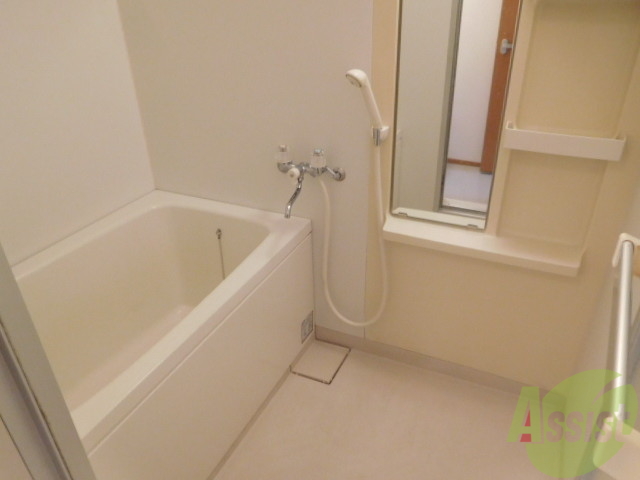 バス・シャワールーム　真っ白お風呂