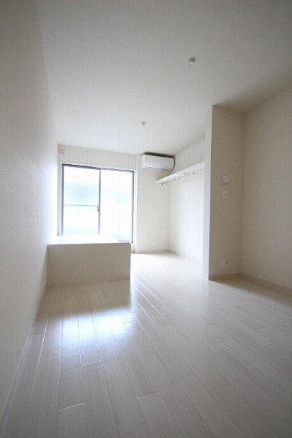 居室・リビング　同物件別室