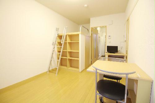 居室・リビング　女性に人気があるハイベッド式のお部屋です♪