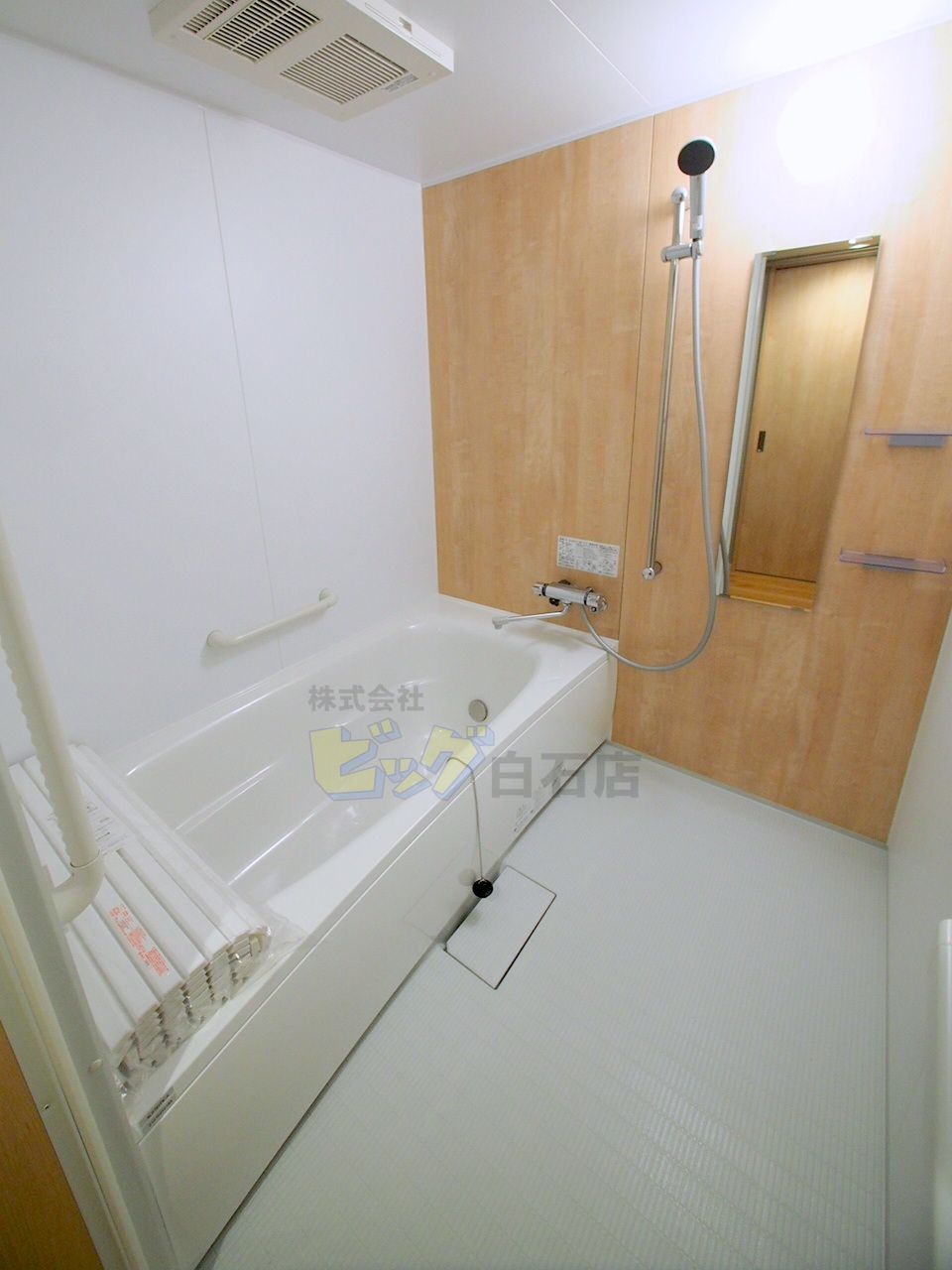 バス・シャワールーム　広々１坪タイプのお風呂です♪