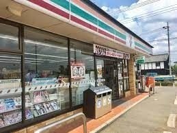 コンビニ　セブンイレブン伊奈大針店（コンビニ）まで704m