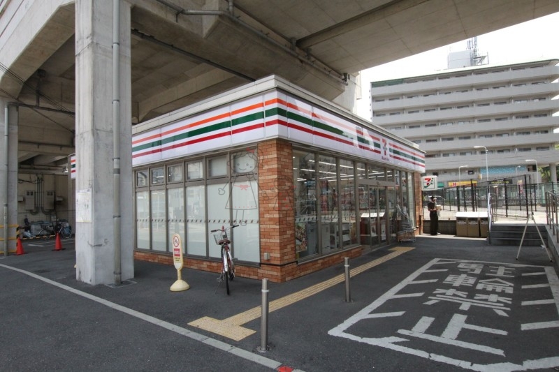コンビニ　セブンイレブンハートインJR長居駅改札口店（コンビニ）まで136m