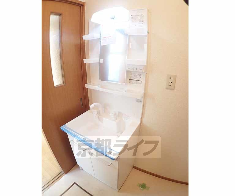 洗面設備　とてもキレイ独立洗面台です。