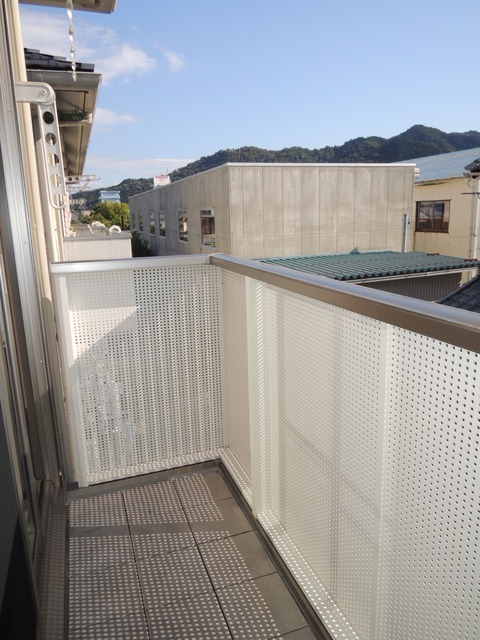 バルコニー　日当たりのよいバルコニー