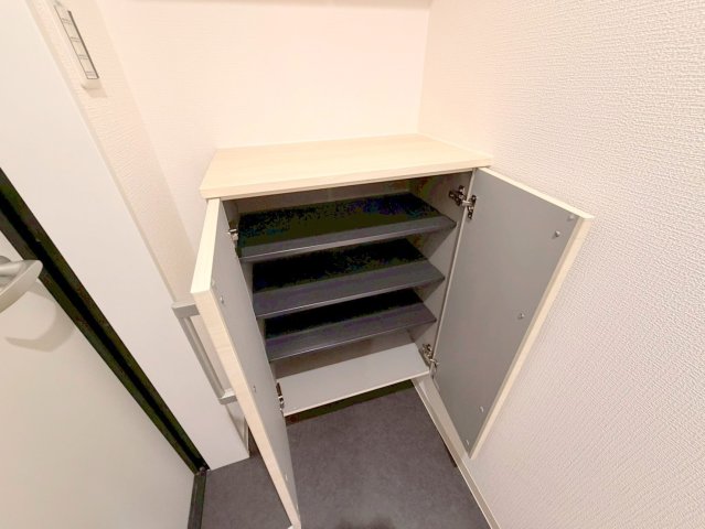 収納　大きいシューズボックスは靴がいっぱい入れれますね。
