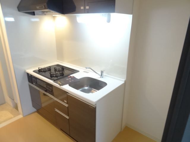 キッチン　３口のグリル付のガスキッチン