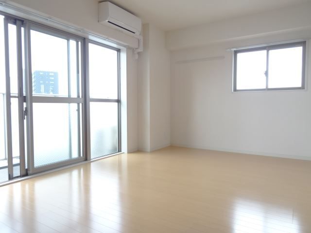 居室・リビング　角部屋で窓が２面にあります。