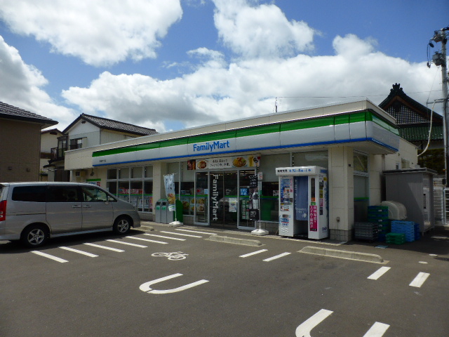 コンビニ　ファミリーマート新寺四丁目店（コンビニ）まで80m