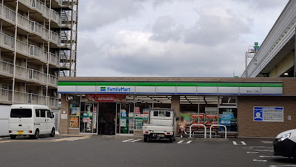 コンビニ　ファミリーマート 海老江三丁目店（コンビニ）まで589m