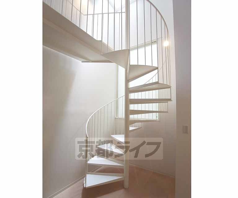 その他部屋・スペース　洒落た階段が印象的ですね。