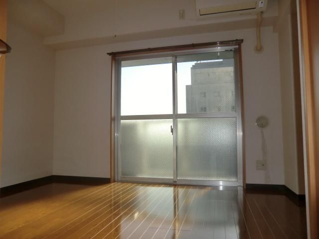 居室・リビング　南向きの明るい居室です