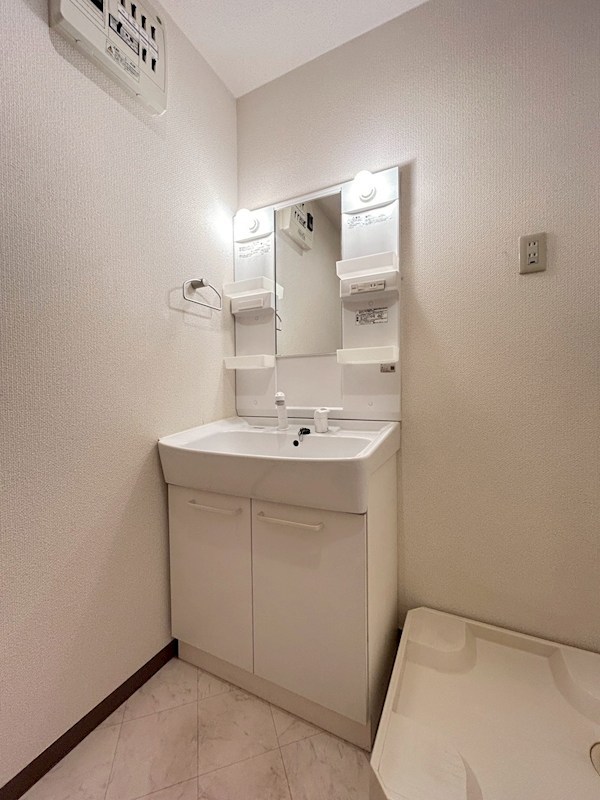 洗面設備　シャワー付き独立洗面台