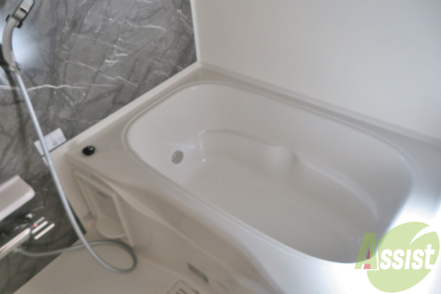 バス・シャワールーム　バスルームはこちらです。壁が大理石の柄でお洒落ですね。