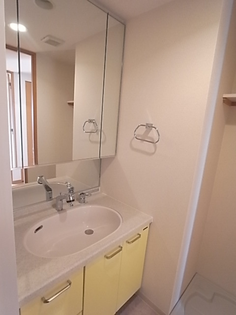 洗面設備　広々とした独立洗面台