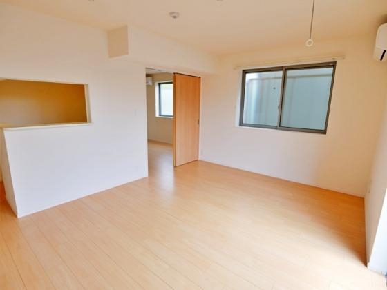居室・リビング　【同仕様】日当たり良好で明るい室内です♪