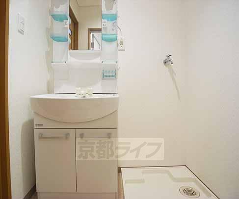 洗面設備　大きな洗面台です。