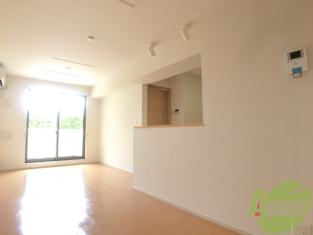 居室・リビング　部屋に入ってくる差し込む光がまぶしいですね。