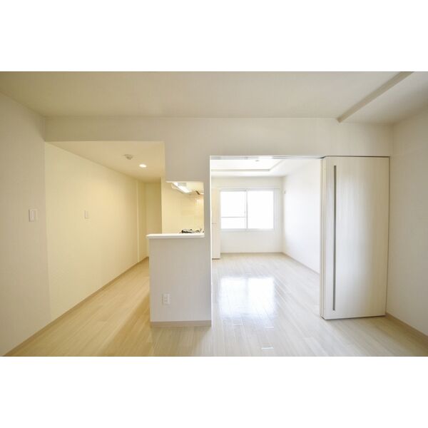 居室・リビング　白を基調としたシンプルなリビングルーム♪