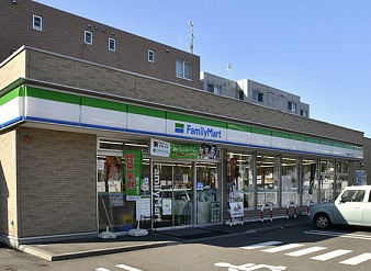 コンビニ　ファミリーマート札幌南郷15丁目店（コンビニ）まで24m