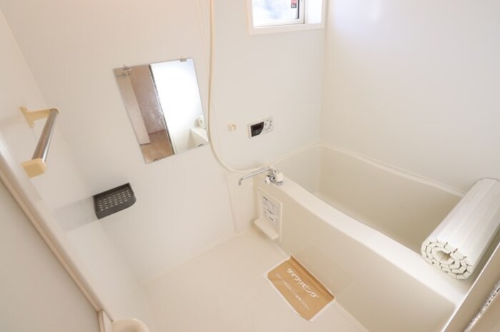 バス・シャワールーム　追い焚き給湯式浴室（小窓付）