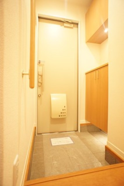 玄関　※同間取りの１０３号室の室内写真です。