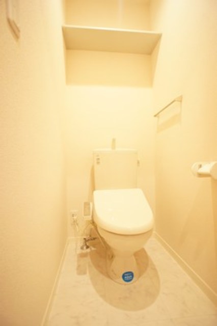 トイレ　※同間取りの１０３号室の室内写真です。