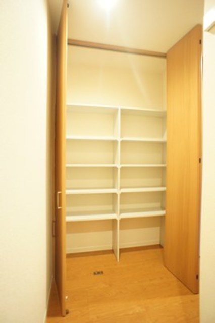 収納　※同間取りの１０３号室の室内写真です。