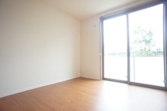 居室・リビング　※同間取りの１０３号室の室内写真です。