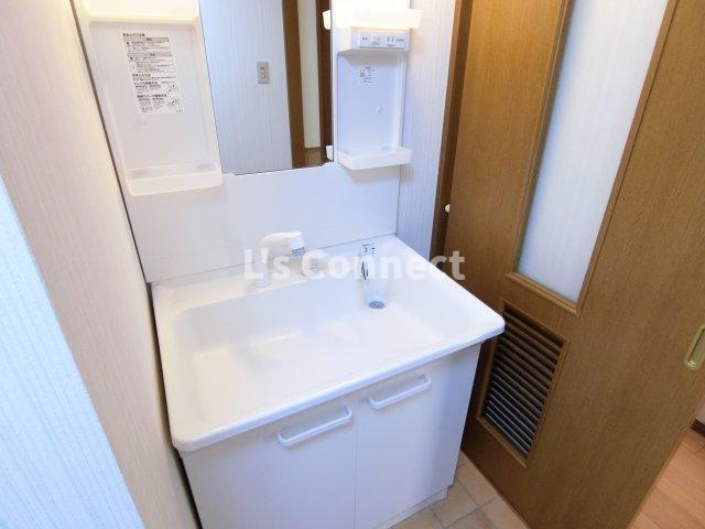 洗面設備　朝の支度もスムーズな独立洗面台。