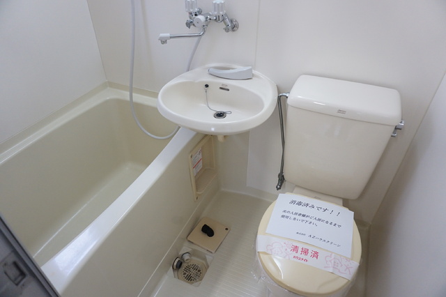 バス・シャワールーム　窓のあるバスルーム