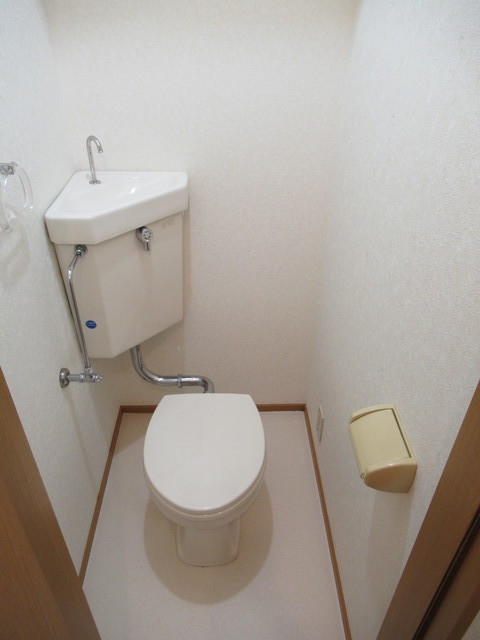 トイレ　白を基調とした空間で清潔感のあるトイレです♪