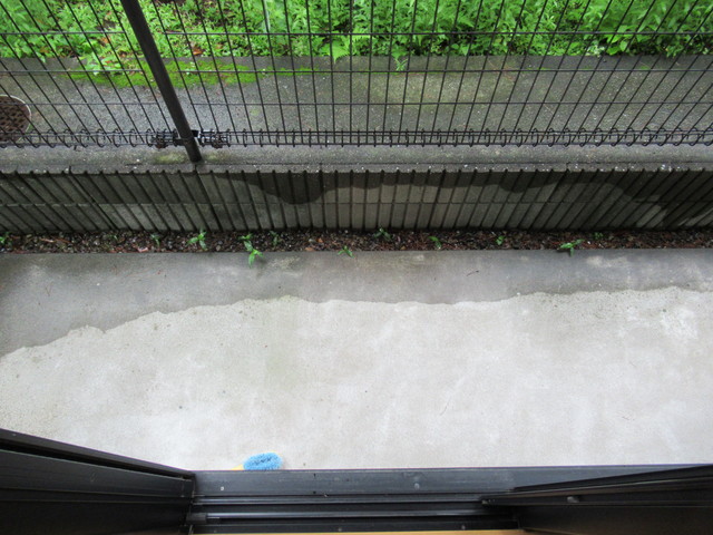 バルコニー　お天気のいい日は外干しもできますね！！