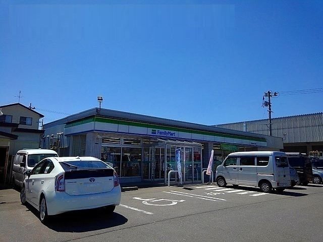 コンビニ　ファミリーマート（コンビニ）まで450m