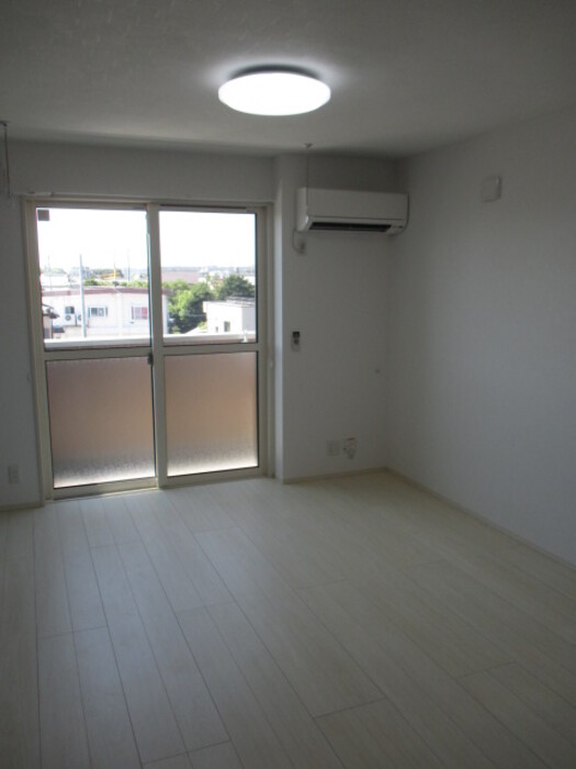 居室・リビング　※同建物同型別のお部屋