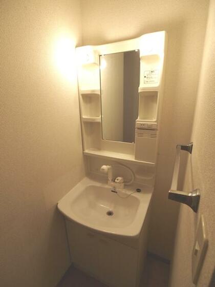 洗面設備　独立洗面台完備　写真は同建物同間取りの別部屋のものです。