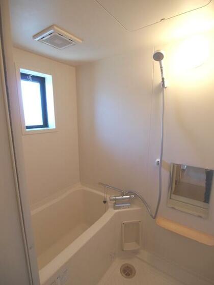 バス・シャワールーム　ゆったりとした浴室　写真は同建物同間取りの別部屋のものです。