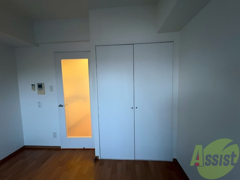 収納　洋室にあるクローゼットです。両開きになっています。