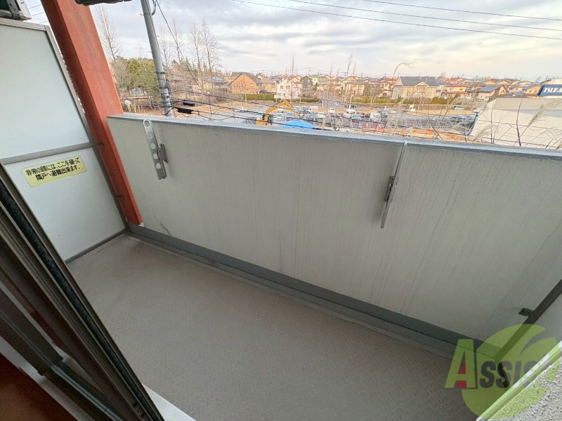 バルコニー　バルコニーは洗濯物がはかどりそうな広さがありますよ。