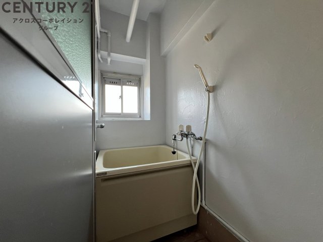 バス・シャワールーム　換気のできる窓付きの浴室♪