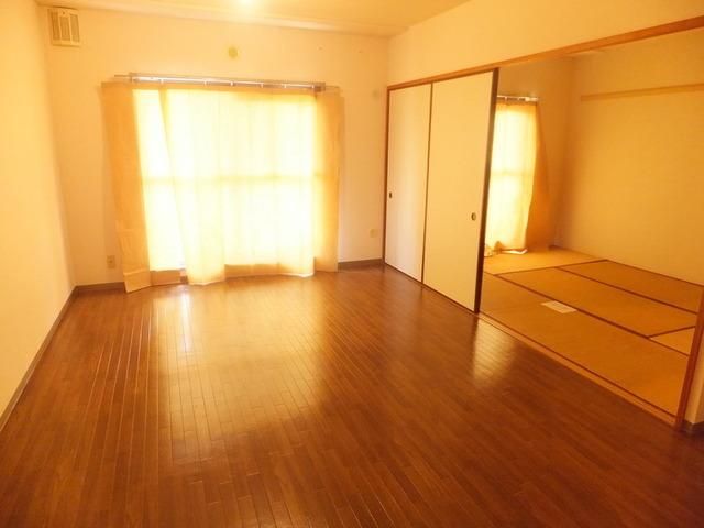 居室・リビング　★日焼け防止でカーテンをしてます★