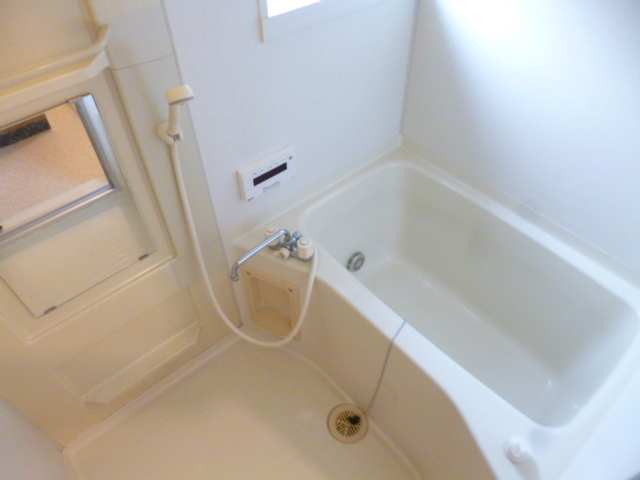 バス・シャワールーム　お風呂のサイズは大きめでゆったりと入浴できます