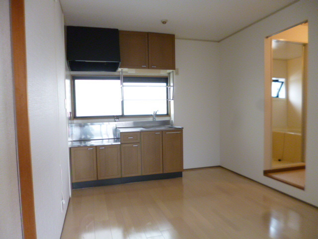 居室・リビング　リビングにも窓があるので採光の良いマンションです