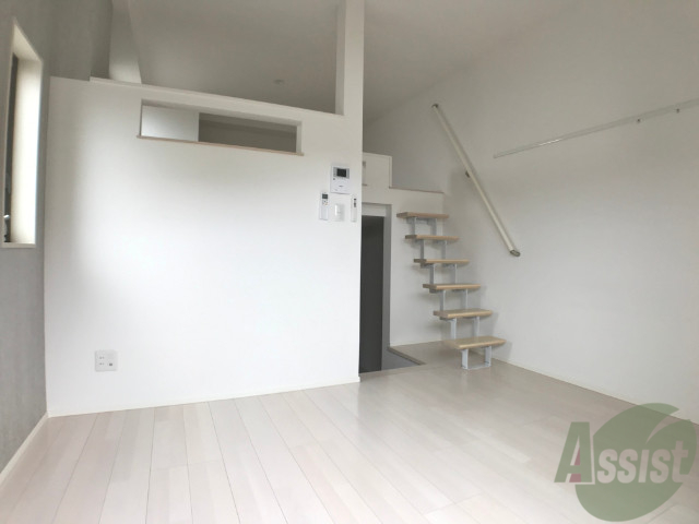 居室・リビング　白が基調の清潔感のあるお部屋ですよ～～。