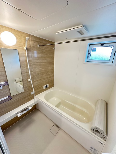 バス・シャワールーム　追い焚き機能・浴室暖房乾燥機＆物干しバー付きバスルーム！外に