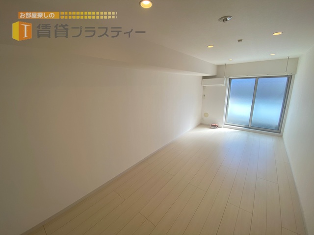 居室・リビング　広く使いやすい洋室で間接照明も付いています。