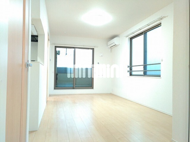 居室・リビング　明るいリビング