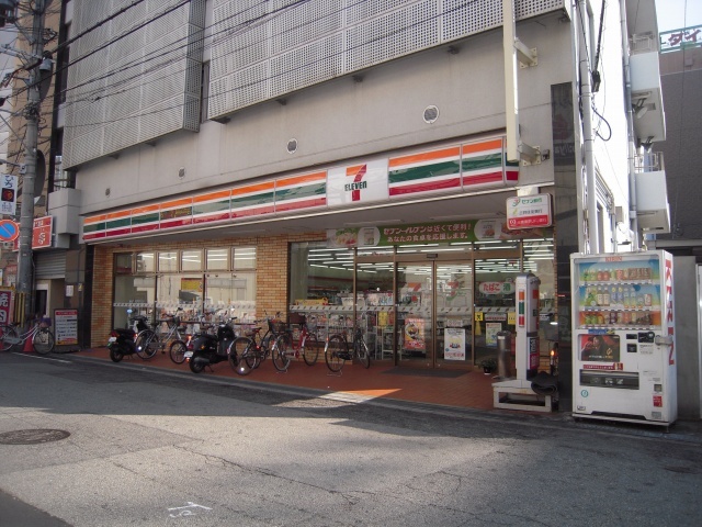 コンビニ　セブンーイレブン大阪十三本町１丁目店（コンビニ）まで66m