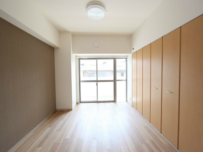 バルコニー　洋室6.7帖　クローゼット付（収納充実してます）